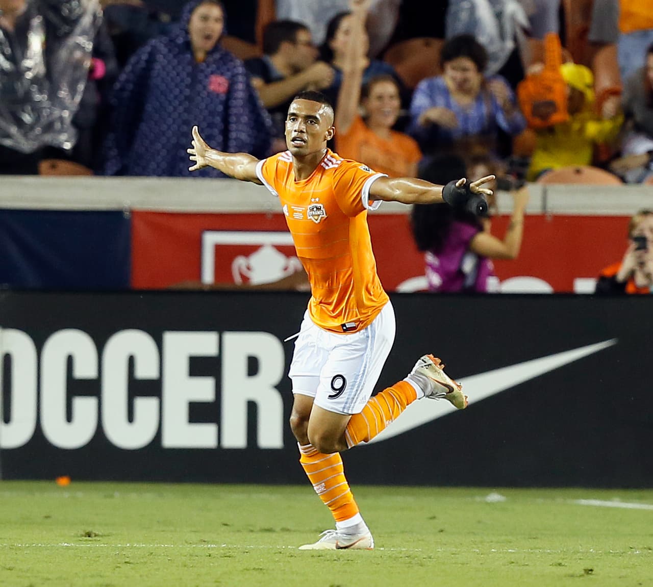 El colombiano Mauro Manotas confirmó que ha tenido contactos con Cruz Azul, pero les comentó que tiene aún tres años de contrato en el Houston Dynamo. Ahora se debe esperar si hay acuerdo entre los clubes para su transferencia.