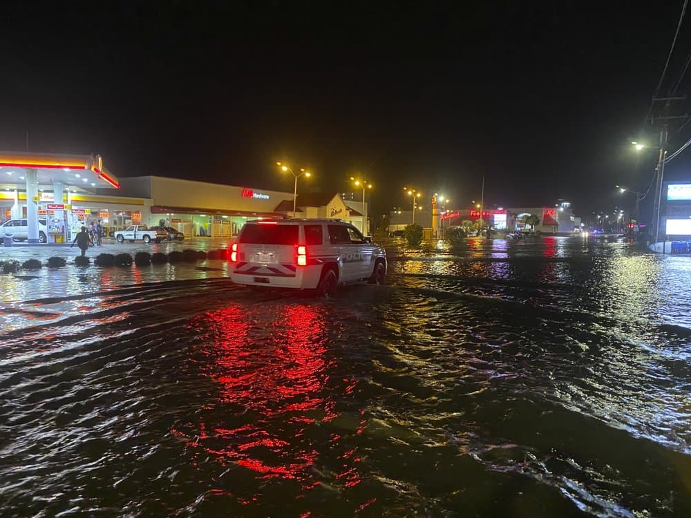 Un auto circula por la inundada avenida de Sea Mountain en North Myrtle Beach, S.C., la noche del lunes después del paso del huracán Isaías.