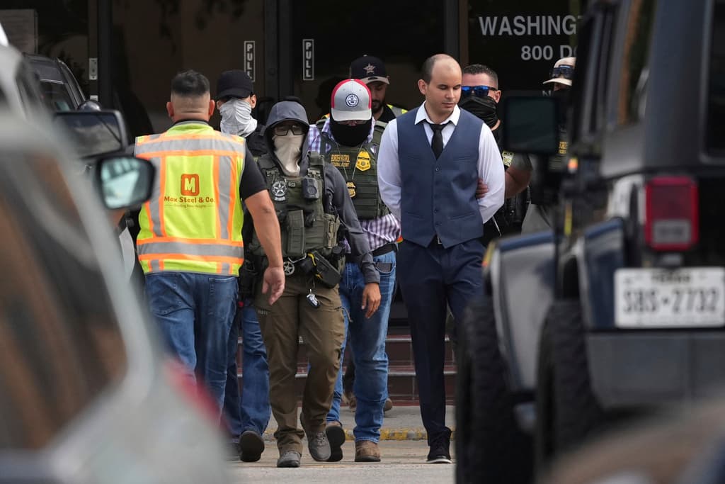 Mientras Univision San Antonio transmitía en vivo desde las afueras de la corte de migración en el 800 de Dolorosa Street, este hombre con camisa blanca, corbata y chaleco, salió detenido y escoltado al autobús que lo trasladaría al centro de procesamiento de ICE en Crosspoint Drive.