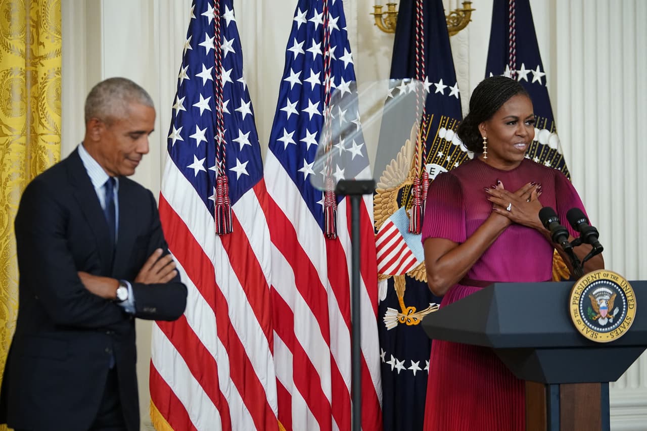 "Tradiciones como esta, importan. No solo para aquellos de nosotros que ocupamos estos cargos, sino para todos los que participan y observan nuestra democracia... Celebramos una toma de posesión para garantizar una transición pacífica del poder... Y una vez que nuestro tiempo se termina (en la Casa Blanca), nos vamos y seguimos adelante", dijo Michelle Obama, que fue ovacionada.