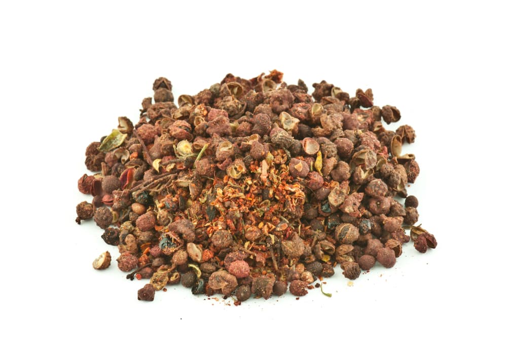 También, los herbolarios de siglos anteriores la usaban como antídoto contra el veneno de hongos, serpientes y otros animales ponzoñosos. Inclusive, gente rica la portaba para alejar a los vagabundos y pobres que estaban infectados por piojos y enfermedades.