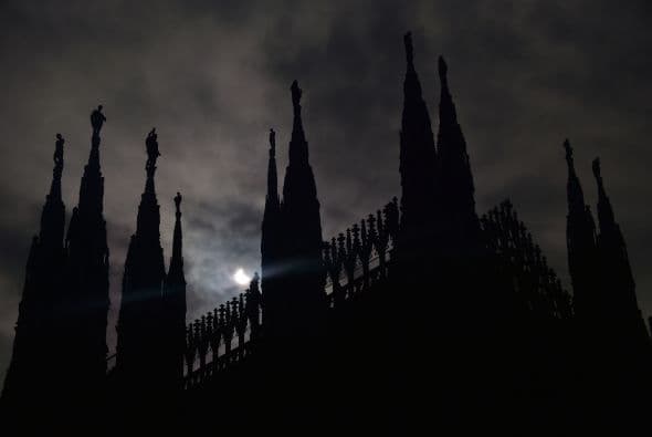 El eclipse junto a las estatuas de la catedral de Milán.