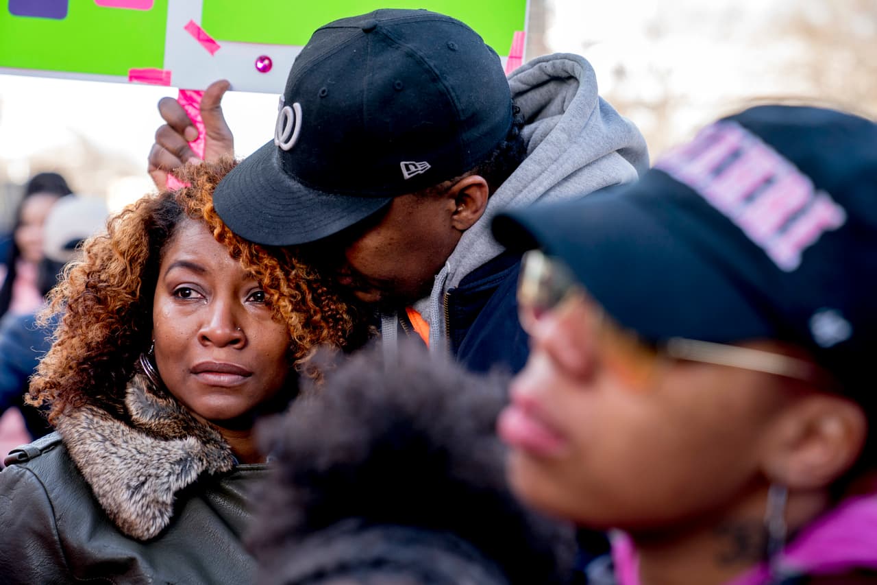 Taurica Haskins y su esposo Alden Haskins Jr. se incorporan a la manifestación #MarchofOurLives. Asistieron para conmemorar a Jamahri Sydnor, de 17 años, quien fue asesinada a tiros en agosto de 2017 en Washington.