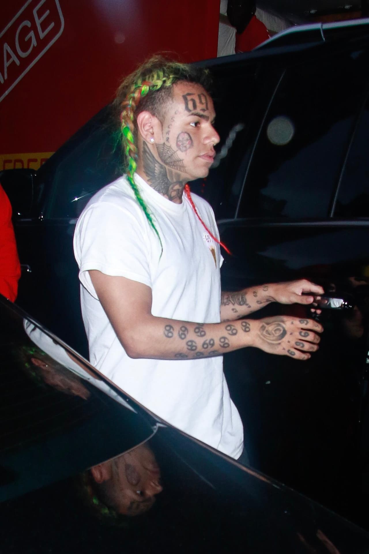 The Blast cita que el sujeto afirmó que fue víctima de un robo orquestado por el artista: "Más de un año y medio desde el 3 de abril de 2018, todavía estoy descubriendo todas las formas en que 
<b>estoy sufriendo el ataque al que sobreviví</b>, orquestado por 'Tekashi69' […] Este evento violento ha puesto mi vida en el camino equivocado y destruyó la edad adulta normal por la que luchaba".