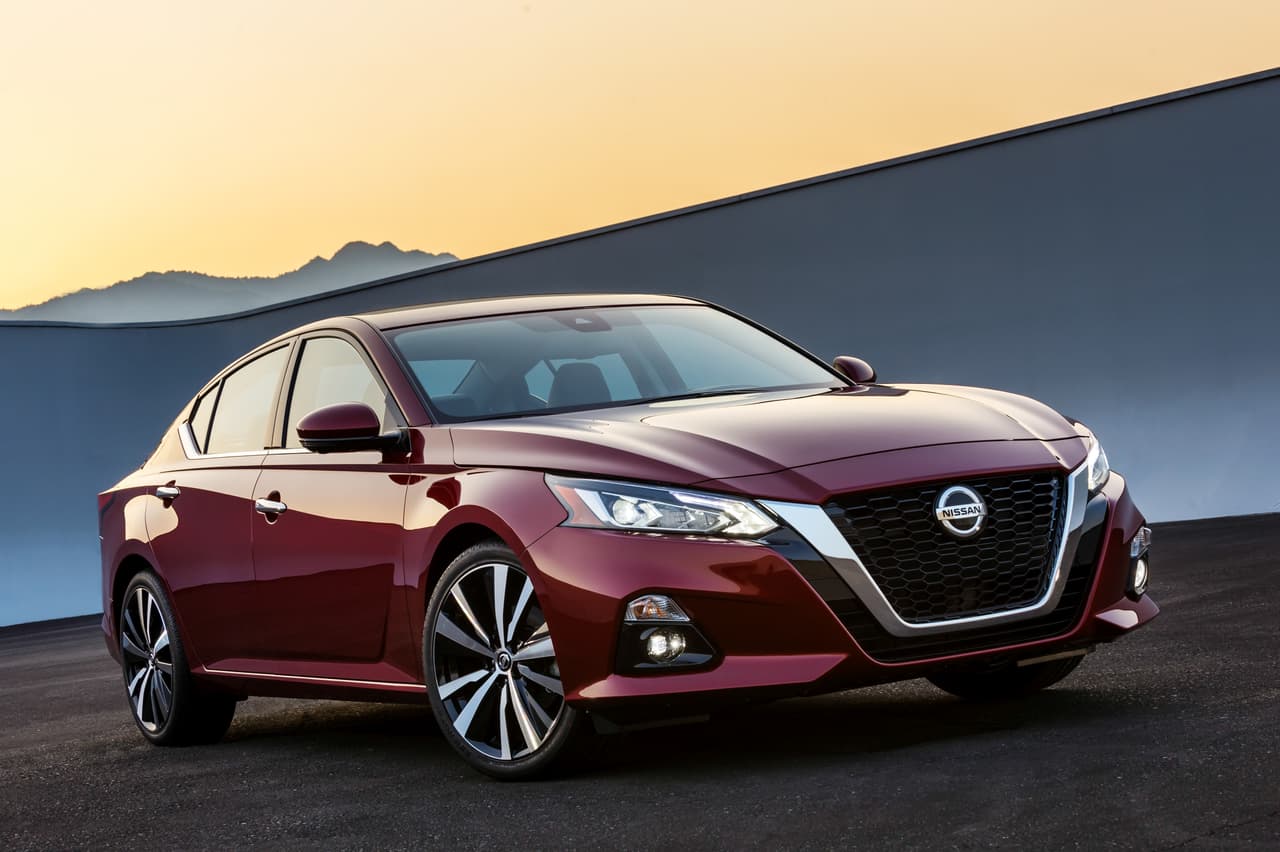 La
<b>sexta generación del Nissan Altima</b> tiene muchas novedades, sobre todo para el mercado de EEUU, donde se presenta como un sedán vigoroso y actualizado de tal forma que pueda competir dentro del nicho de los sedanes medianos. El modelo estará disponible en este país a partir del próximo otoño con una lista larga de sorpresas.