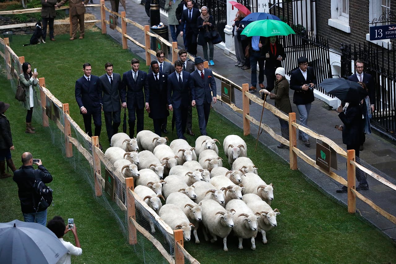 La calle Savile Row quedó transformada en una pasarela con césped incluido.