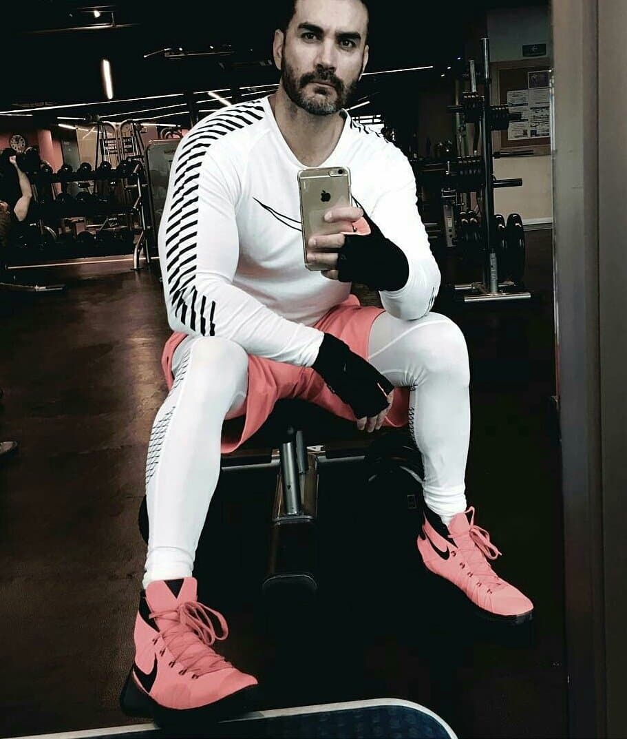 Aunque 
<b><a href="http://www.univision.com/temas/david-zepeda">David</a></b> también explicó que el show está dirigido al público gay que quiera verlos en acción "Yo tengo mucho público de la comunidad gay y les tengo todo el cariño y un gran respeto, al contrario, que vengan este show es para ellos".