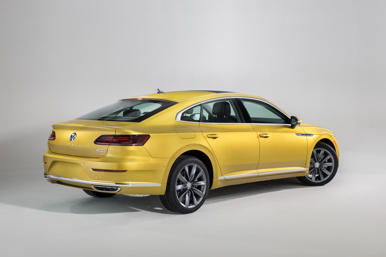 Volkswagen se refiere a su nuevo coupé de 4 puertas como un “Gran Turismo de lujo” buscando capitalizar la evocación de los legendarios autos de pasajeros de alta performance de antaño, ninguno de los cuales llevaba el logotipo de Volkswagen.