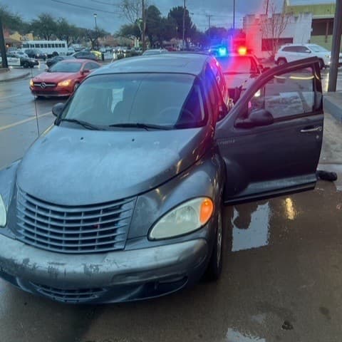 Agentes de la estación Nogales y del departamento de policía local detuvieron un vehículo cerca de la frontera.