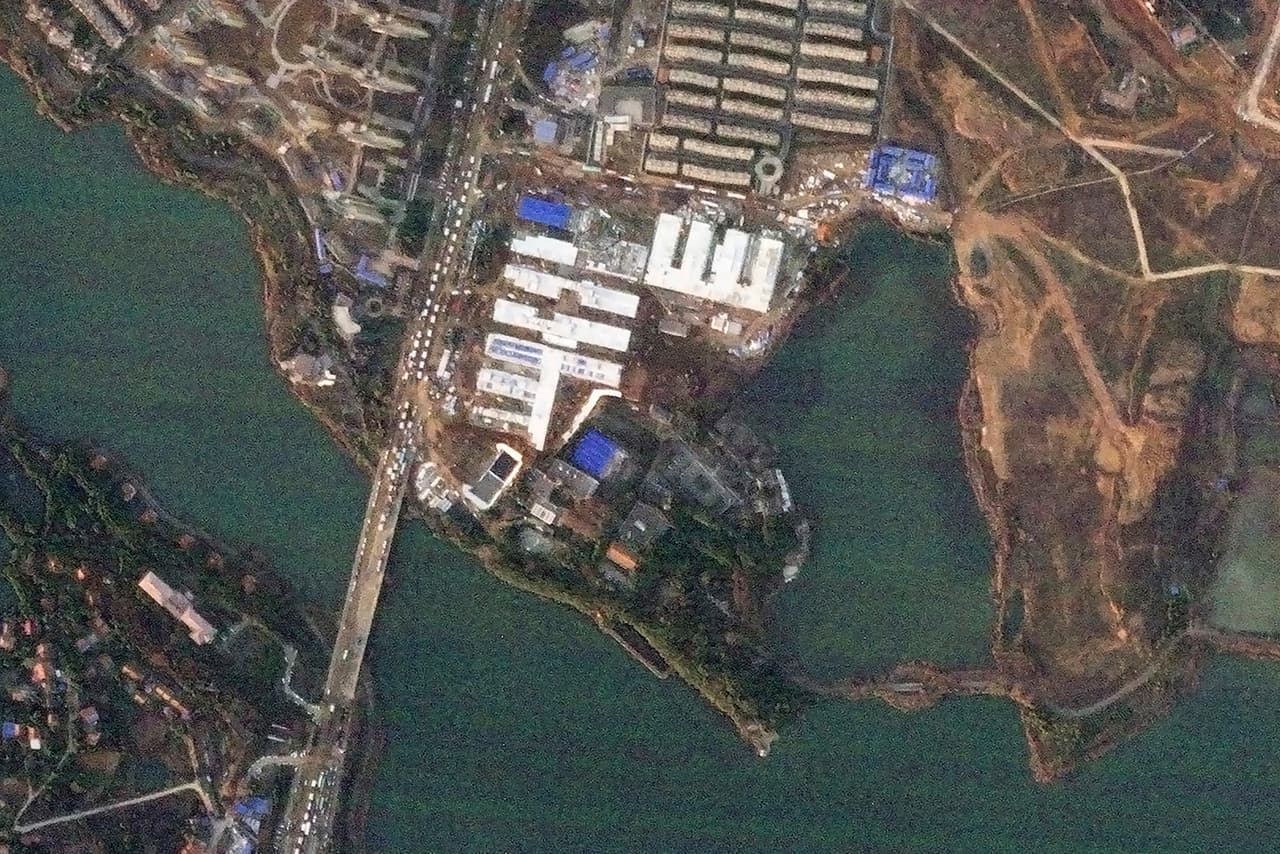 Cuando el síndrome respiratorio agudo grave (SARS por sus siglas en inglés) se propagaba en 2003, una instalación especial para pacientes con la enfermedad viral fue construido en una semana en Beijing. La imagen es una vista satelital del nuevo hospital en Wuhan.