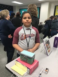 La escuela primaria Lincoln en el suburbio de Cicero ya cuenta con su propio laboratorio “STEAM” que son las siglas en inglés para aquellas carreras que se especializan en las ciencias, tecnología, ingeniería, arte y matemáticas.