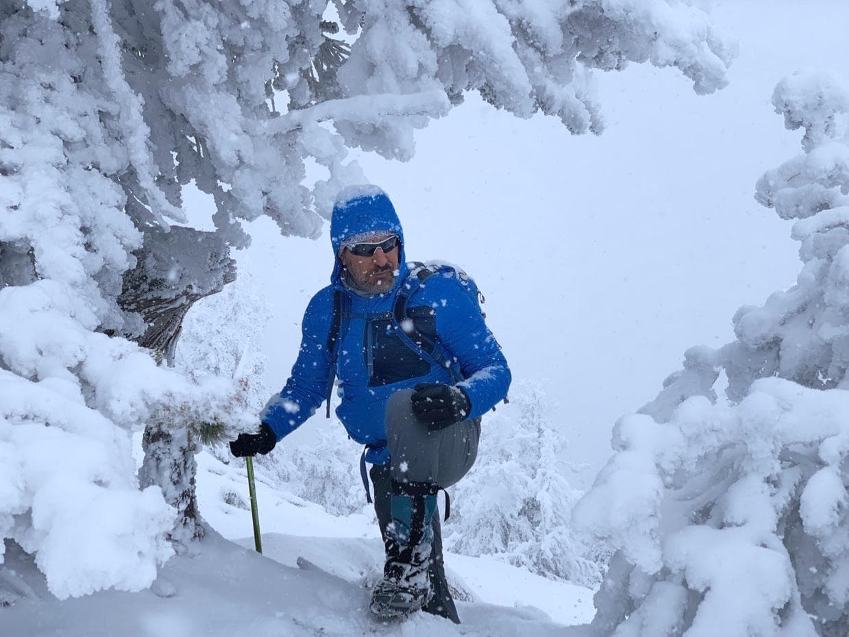 Montañista hispano comparte los videos y fotos de su travesía hasta Mount Baden Powell, la cumbre de la montaña de San Bernardino en medio de las primeras tormentas invernales en el sur de California.