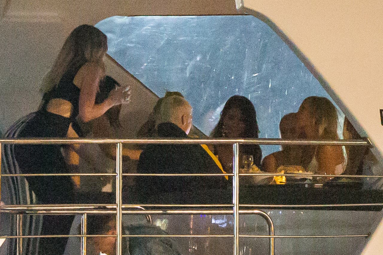 Justin Bieber fue visto de fiesta en un barco con alrededor de diez mujeres, bebiendo, charlando y bailando hasta bien entrada la noche, desembarcando alrededor de la 1:30 a. m. el 12 de marzo. Justin también pareció entrar en una discusión con uno de sus guardias de seguridad antes de darle un abrazo.