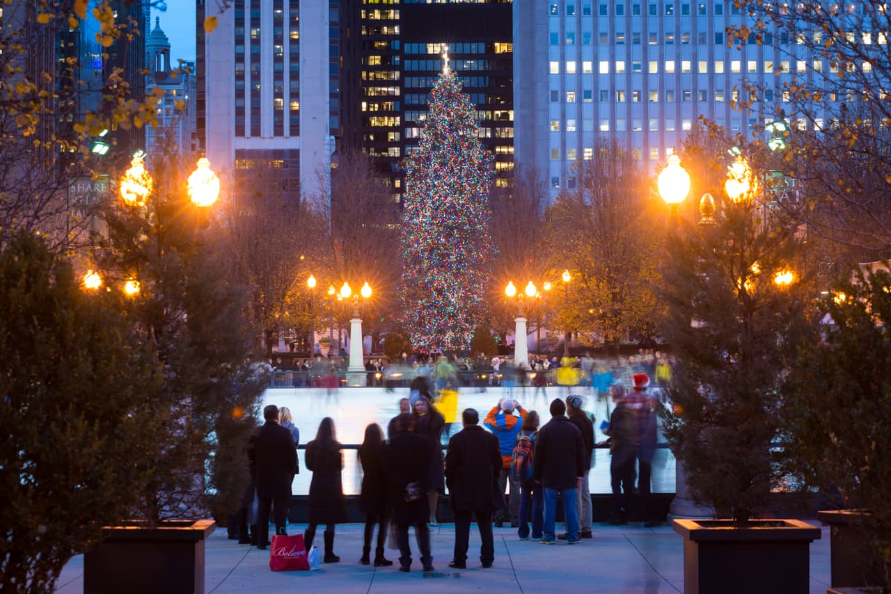También, ese mismo 19 de noviembre habrá un escenario principal en el Great Lawn del Millennium Park, con la tradicional Ceremonia de iluminación del árbol a partir de las 6 de la tarde seguida de fuegos artificiales y un nuevo concierto especial de 6:35 a 7:45 PM encabezado por el cantautor Brian McKnight.