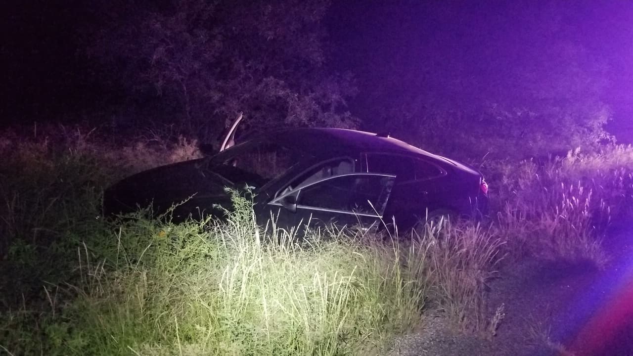 Los presuntos inmigrantes indocumentqdos huyeron de los agentes de la estación de Sonoita, luego de que intentaron detener un vehículo en la Ruta Estatal 83 el martes por la noche. Un segundo vehículo se detuvo en el lugar y varios presuntos migrantes más huyeron.