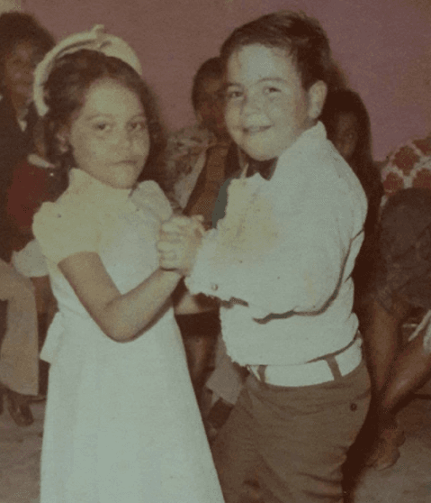 Simpático, bailarín y coqueto, así es este pequeñín que con el tiempo se convirtió en uno de los vocalistas más importantes de la Banda El Recodo.