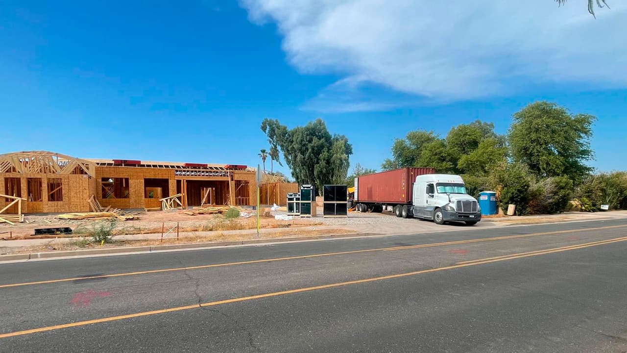 Al llegar al lugar, rescatistas de los departamentos de bomberos de Phoenix y Scottsdale encontraron a un hombre atrapado entre materiales de construcción.