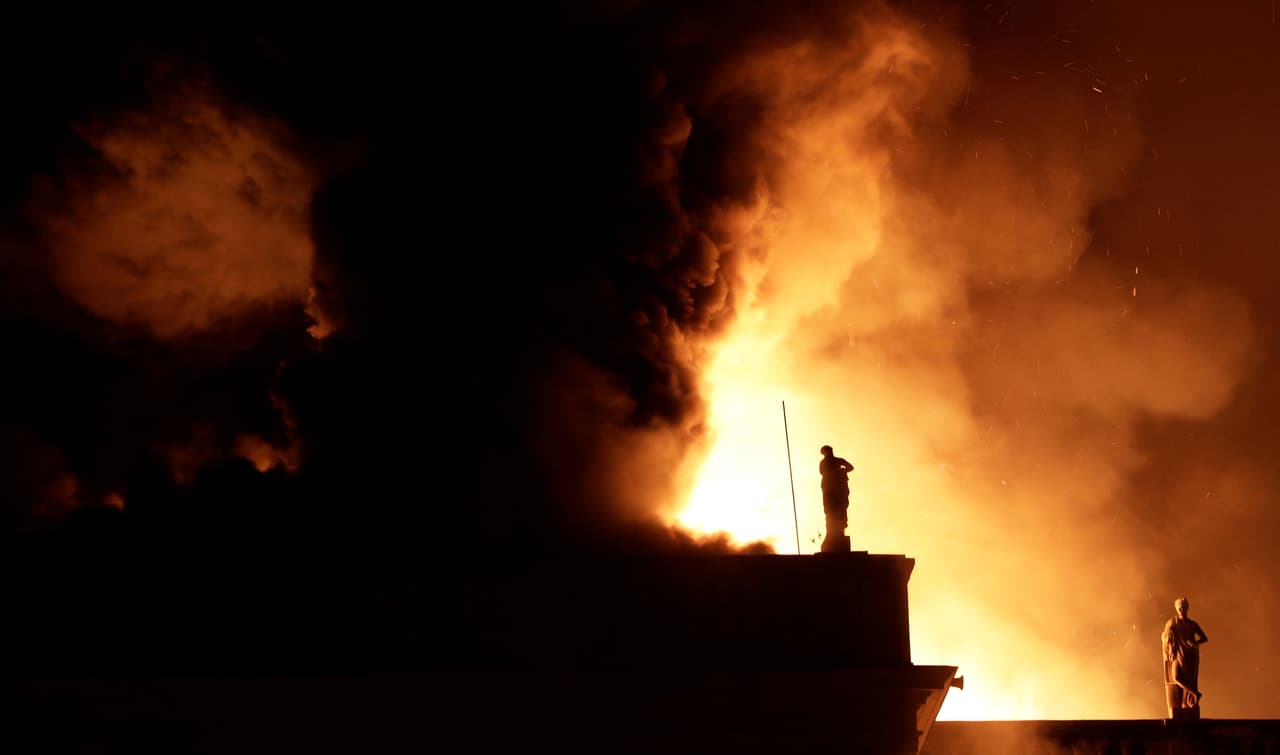 Imágenes de televisión mostraron el majestuoso edificio, que ocupa una extensión de más de 15,548 yardas cuadradas (13,000 metros cuadrados) en el norte de Río de Janeiro, devorado durante horas por enormes llamas.