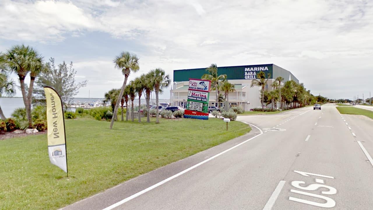 <b>Puesto 15. Micco, Florida.</b> La tasa de desempleo es de 12% y 14,5% de sus 8,956 habitantes vive en pobreza. El estudio considera la afectación de las ciudades por la 
<a href="https://www.univision.com/noticias/opiaceos/en-eeuu-ya-es-mas-probable-morir-de-una-sobredosis-de-opioides-que-en-un-accidente-de-auto">crisis por el consumo de opioides</a> y esta área ha sido particularmente afectada. Entre 2015 y 2017 en el condado donde está Micco hubo 35 muertes por sobredosis por cada 100,000 personas por año (la tasa nacional es de 20 por 100,000).