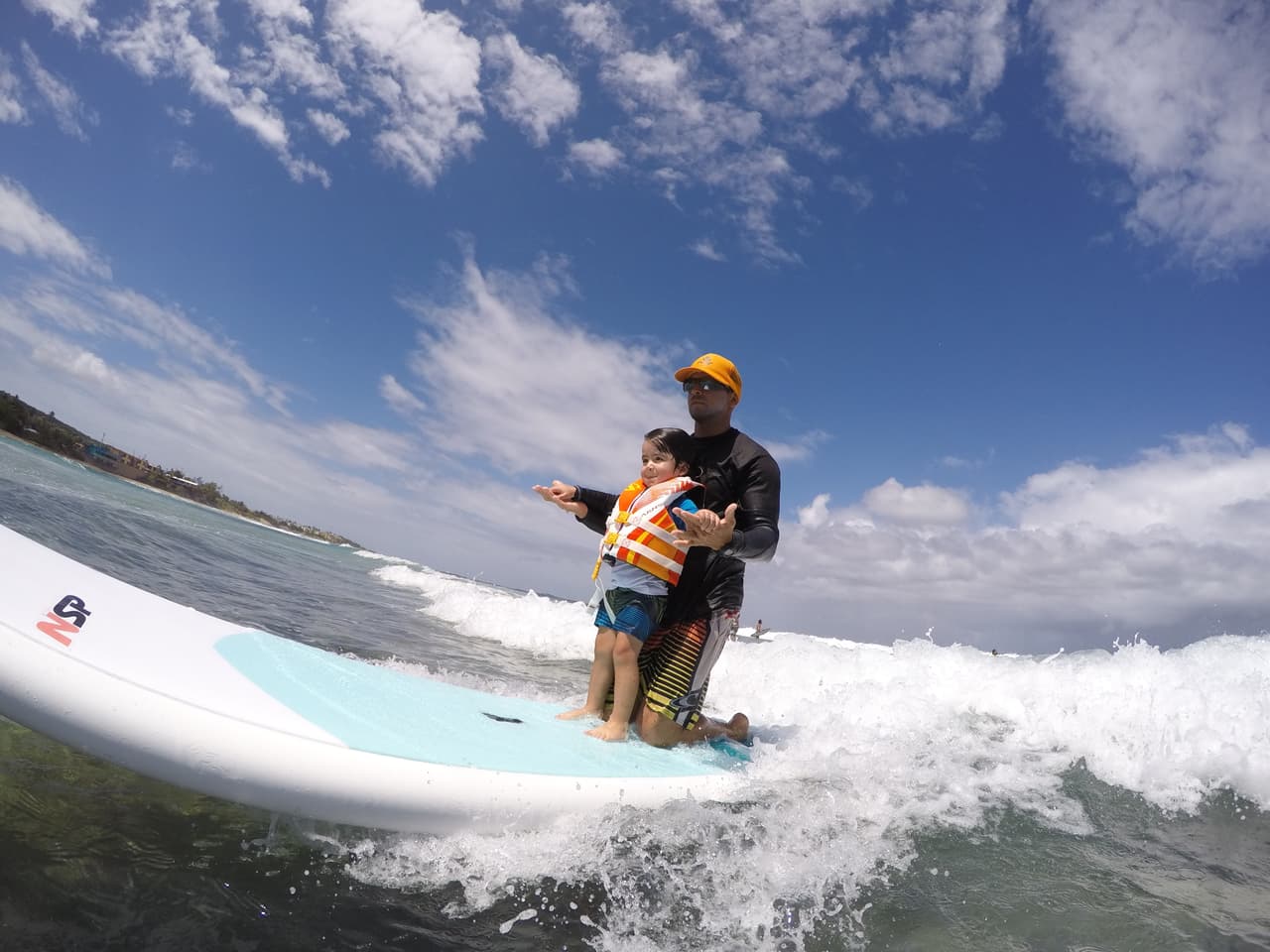 Prometedora terapia de surf ayuda a niños con autismo