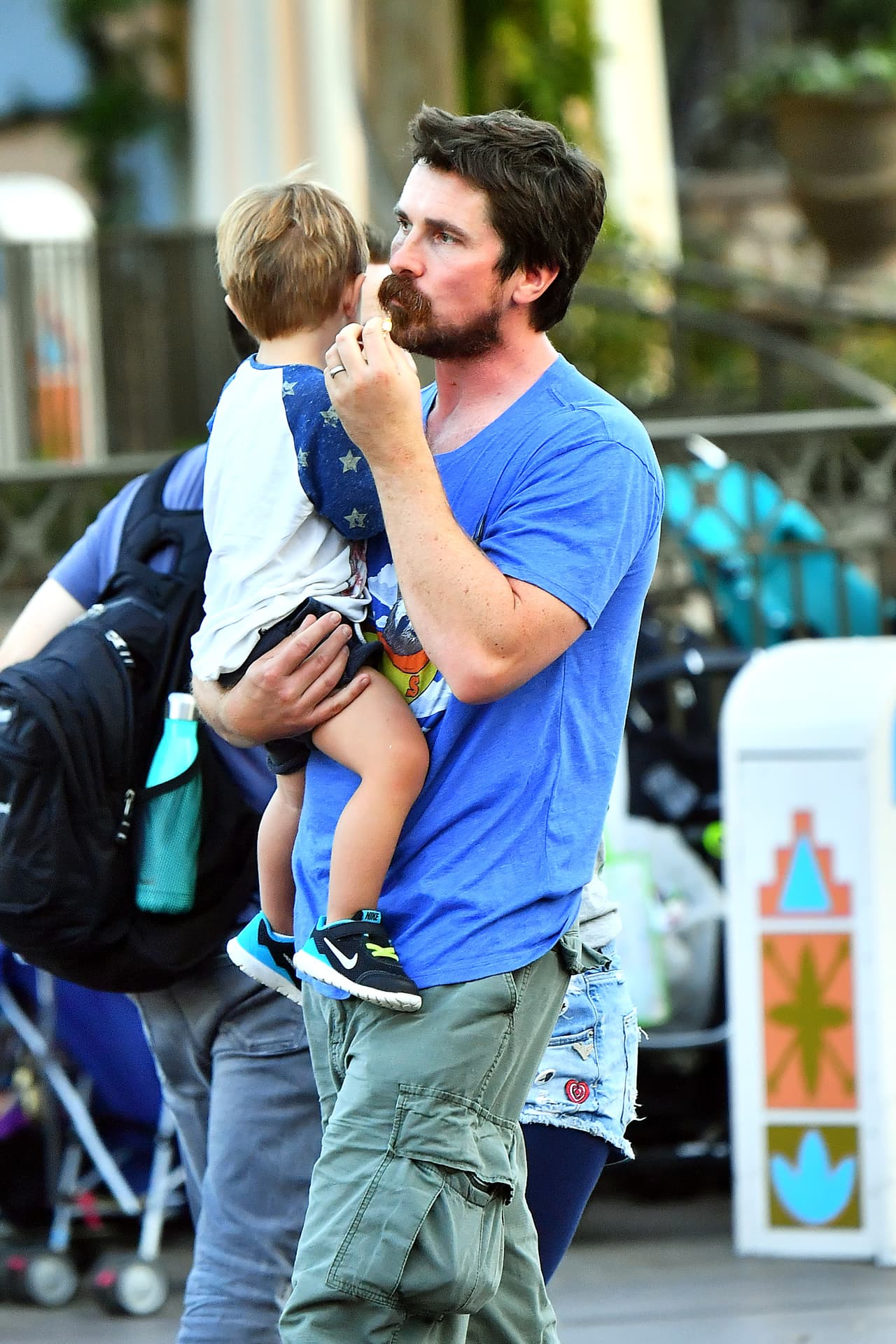 Se paseó por el parque como cualquier otro turista.