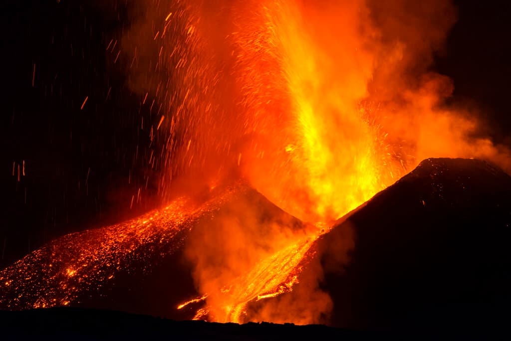 Flujos de lava del volcán Etna, vistos desde Nicolosi, Sicilia, sur de Italia.