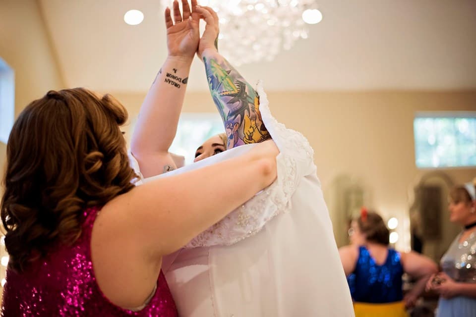 Taylor también se arregló junto a sus madrinas.