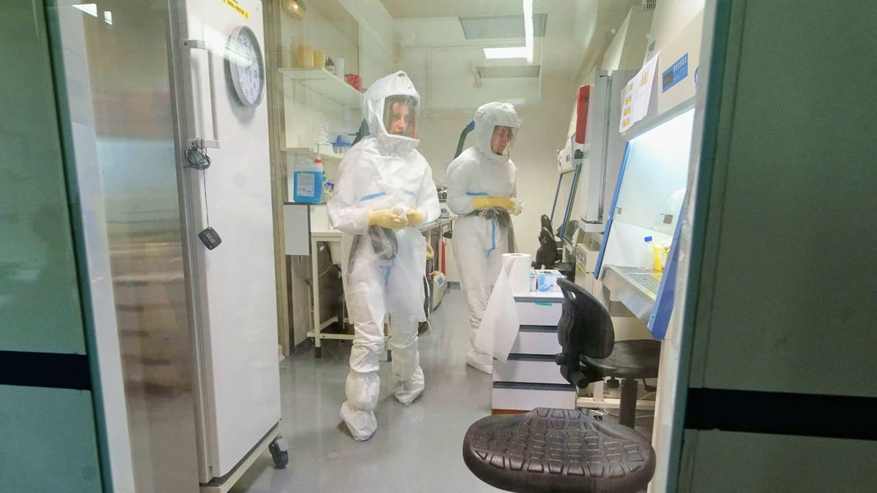 Hospitales en San Antonio están abrumados y las autoridades piden seguir las pautas de seguridad contra el coronavirus 