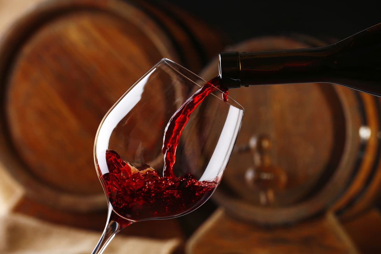 <b>Vino. </b>El vino es una bebida que nos despierta el apetito sexual, pero se debe tener cuidado con su consumo, ya que una copa de más podría ser la causante de que acabemos dormidas o indispuestas para esa noche. Toma lo necesario y déjate llevar por sus efectos.