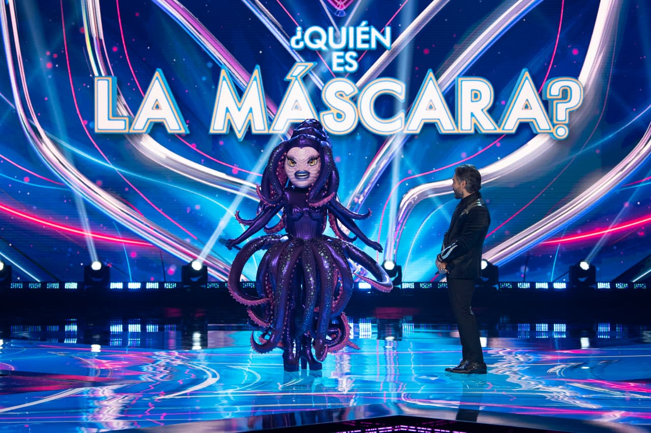 Pulpo fue el primero en salir al escenario a cantar y lo hizo con un tema de Shakira, además, para confundir a los jueces, imitó el tono de voz de la colombiana.