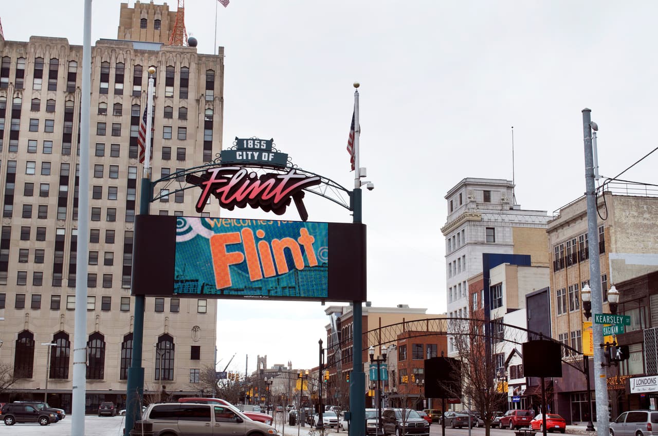 <b>Puesto 4. Flint, Michigan</b>
<br>
<br>Variación del precio promedio de la vivienda en un año: +29.7% (+8,495 dólares).
<br>
<br>Valor promedio de la vivienda en marzo de 2021: 37,058 dólares.
<br>
<br>Variación de la población en un año: -0.6% (-602 habitantes).
<br>
<br>Población: 96,559 habitantes.
<br>
<br>Variación del ingreso familiar promedio en un año: +4.0% (+1,117 dólares).
<br>
<br>Ingreso familiar promedio: 28,834 dólares.
<br>