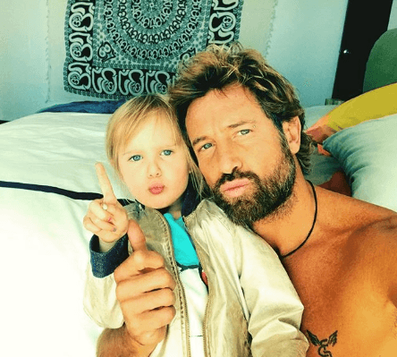 "Acuérdate cuántas veces han entrado a la casa de la familia y saben y han tomado fotografías", advirtió a su exyerno para que tome precauciones.