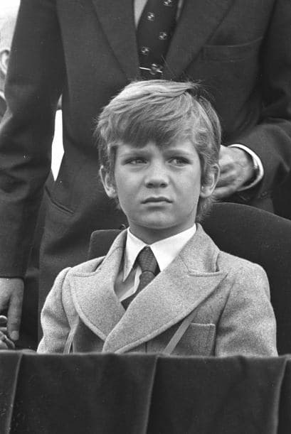 Con siete años estuvo presente en la proclamación de su padre como rey.