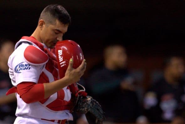 Gabriel Gutiérrez, de Diablos Rojos del México, reza antes de un partido contra Pericos de Puebla como parte de la Serie del Rey de la Liga Mexicana de Béisbol en el Foro Sol, en la Ciudad de México.
