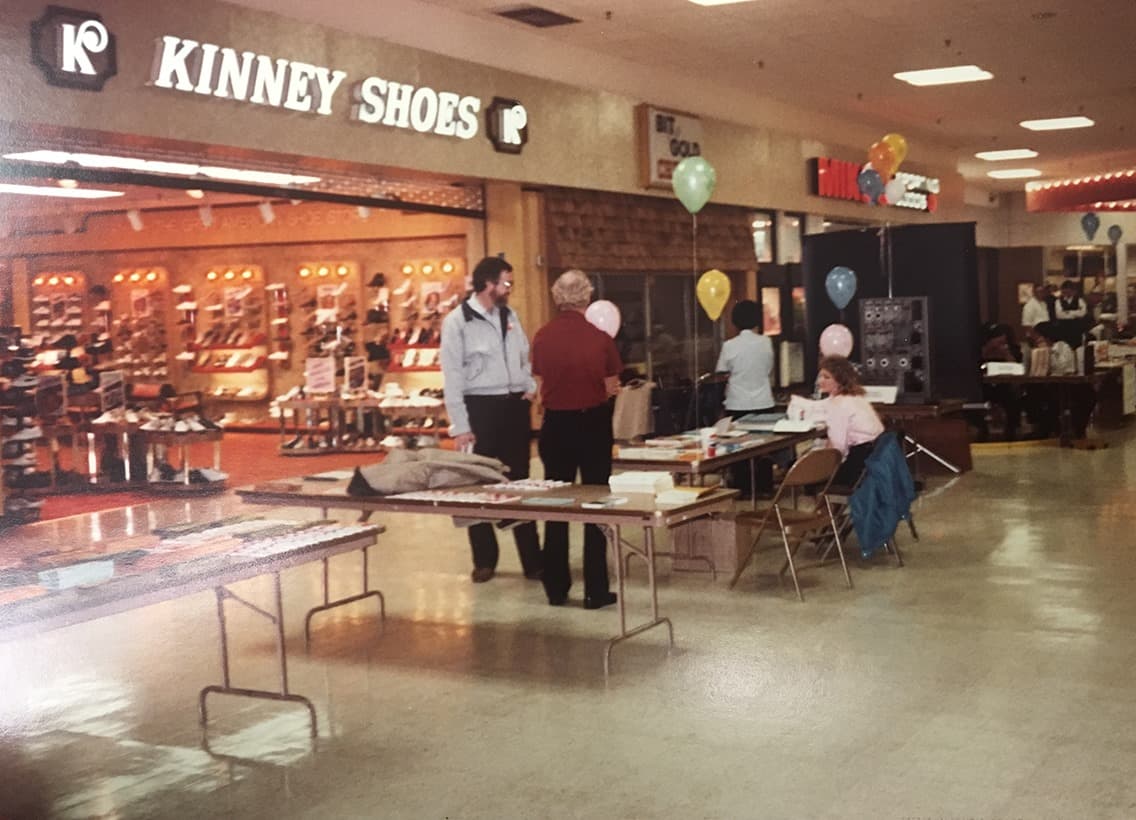 <b>Kinney Shoes</b>: La empresa de zapatos cerró sus tiendas en todo el país en 1998, después de cerca 100 años de existencia.