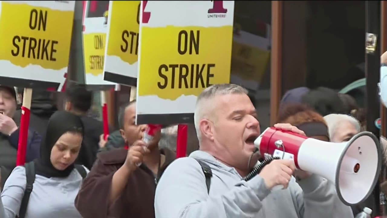 Trabajadores de 6 hoteles se declaran en huelga a solo horas del Maratón de Chicago