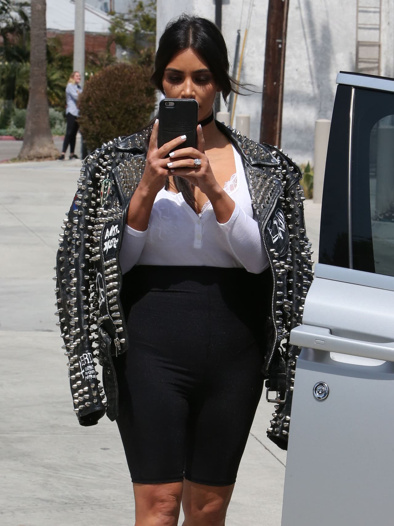 Ahora Kim le ha tomado gusto a retratar a los paparazzi.