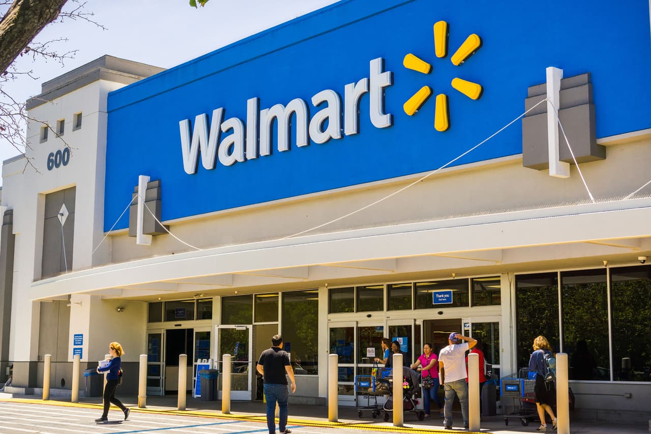 <b>Walmart | </b>Esta cadena anunció en junio que todas sus tiendas estarán cerradas el día de Acción de Gracias por segundo año consecutivo. El propósito del cierre es servir de “agradecimiento” a los empleados por su compromiso y arduo trabajo durante la pandemia,
<a href="https://people.com/home/walmart-will-close-all-us-stores-thanksgiving-day/"><u>dijo la compañía en un comunicado</u></a>.