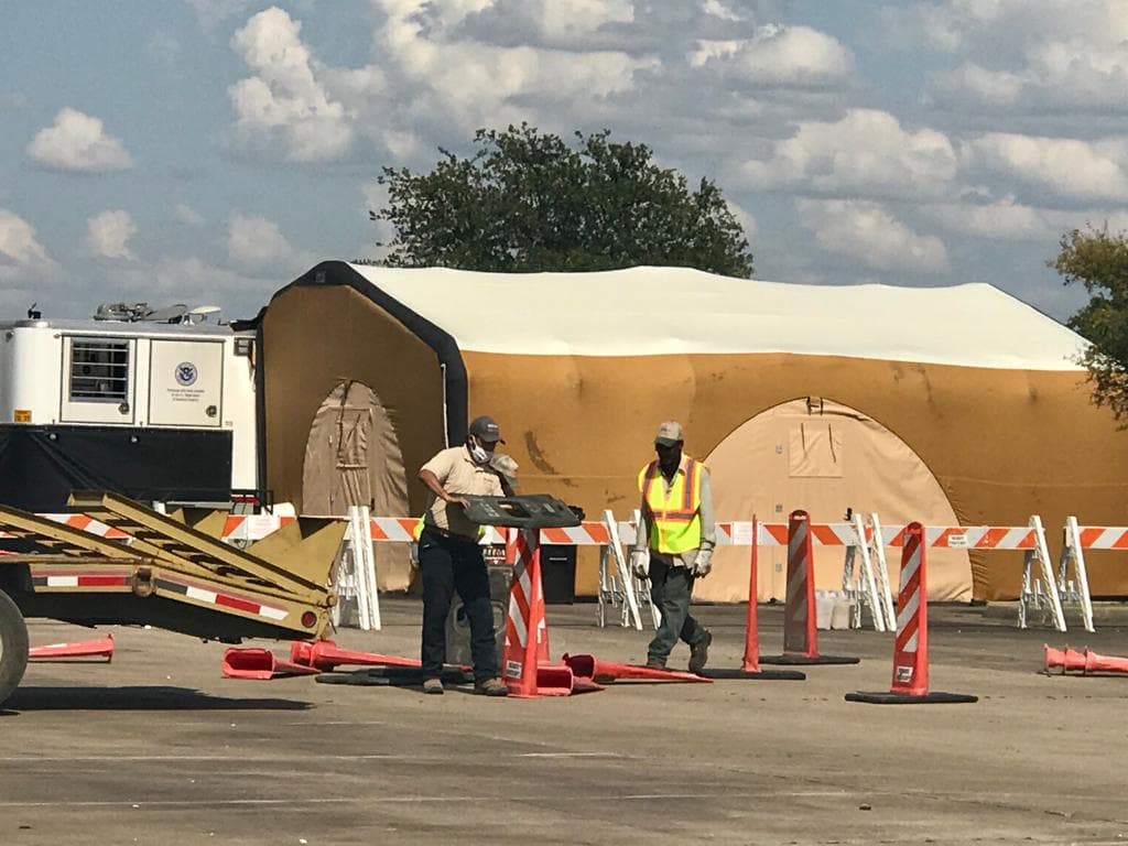 El centro de recepción aún esta siendo armado por la ciudad este martes por la tarde. 
<br>