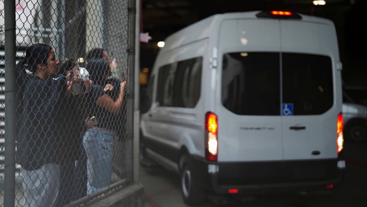 Detienen a 42 mexicanos durante las redadas de ICE en Los Ángeles: cuatro ya fueron deportados