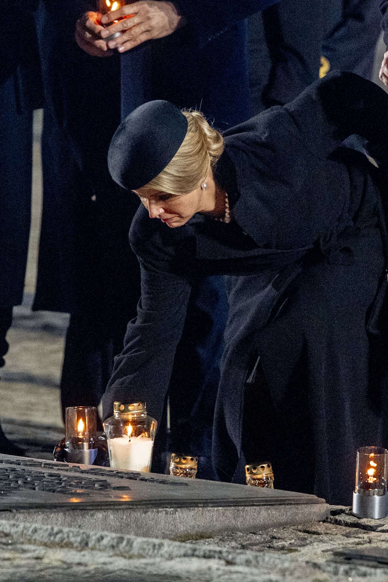 Este 27 de enero, el primer ministro holandés, Mark Rutte, 
<b><a href="https://www.univision.com/entretenimiento/realeza/visiblemente-afectada-la-reina-maxima-de-holanda-asiste-al-funeral-de-su-hermana-tras-su-aparente-suicidio-fotos">la reina Máxima</a></b> y el rey Guillermo Alejandro I se reunieron en Auschwitz para conmemorar el 75 aniversario de la liberación del campo de concentración por parte del ejército soviético, en 1945.