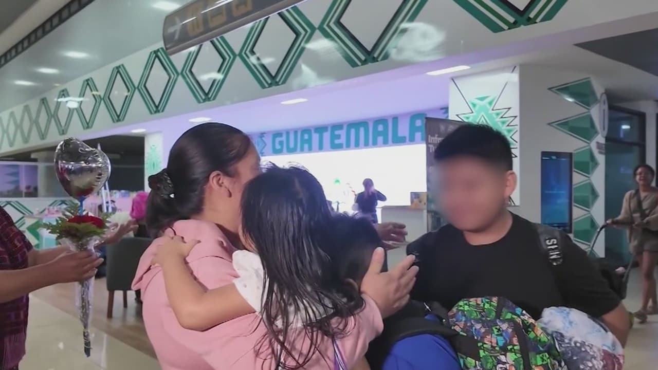 Abrazo esperado: Ocho niños dejan su hogar en EEUU para reencontrarse con su madre deportada a Guatemala