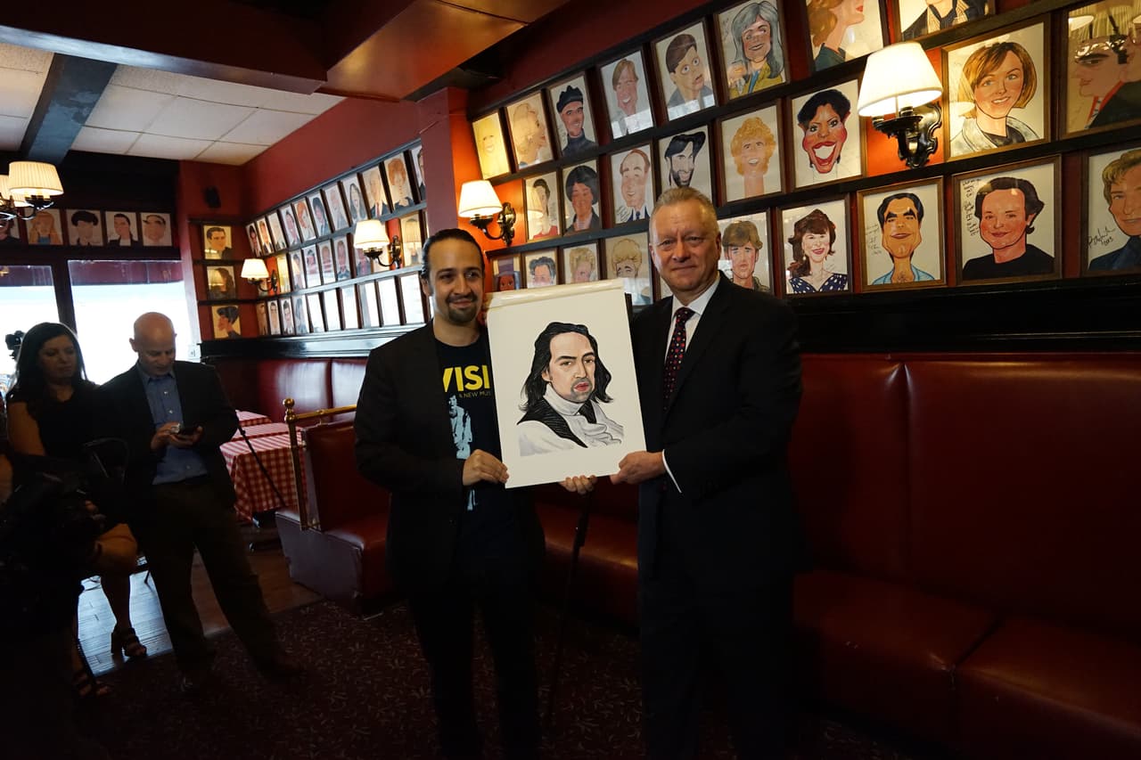 Lin-Manuel Miranda es inmortalizado en caricatura para Sardi's Restaurant