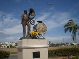 Cruz Lizárraga, pionero y creador de La Banda El Recodo es un músico muy querido en el estado de Sinaloa y por tal motivo tiene un par de monumentos en su honor, tanto en su pueblo natal El Recodo y en Mazatlán.