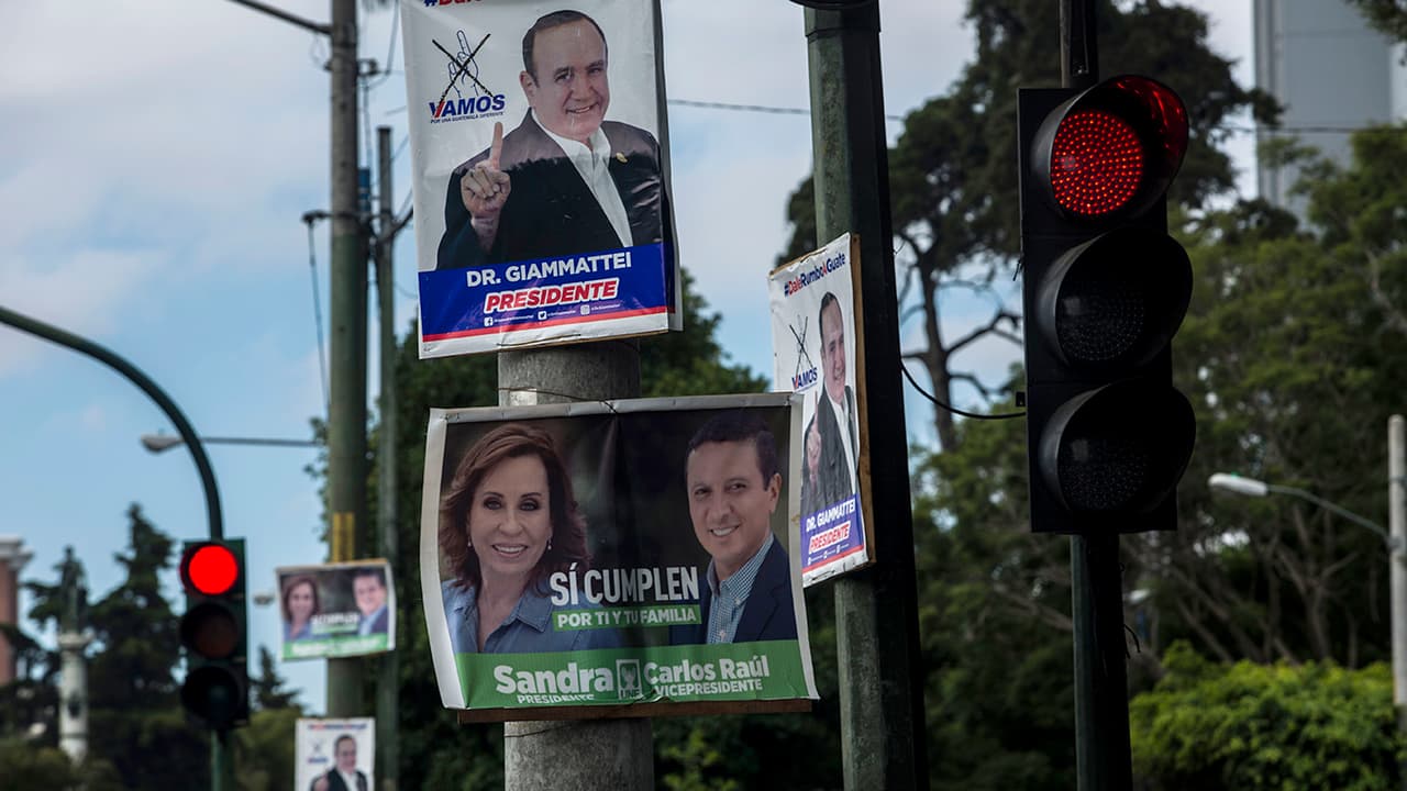 Los carteles de campaña que promueven al candidato presidencial Alejandro Giammattei del partido Vamos y a Sandra Torres del partido Unidad Nacional de la Esperanza, cuelgan de postes de electricidad en la Ciudad de Guatemala.