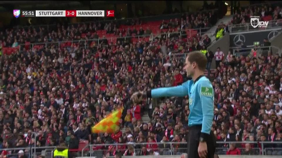 Fuera de juego de Bobby Wood: El juez de línea levanta el banderín y anula la jugada.