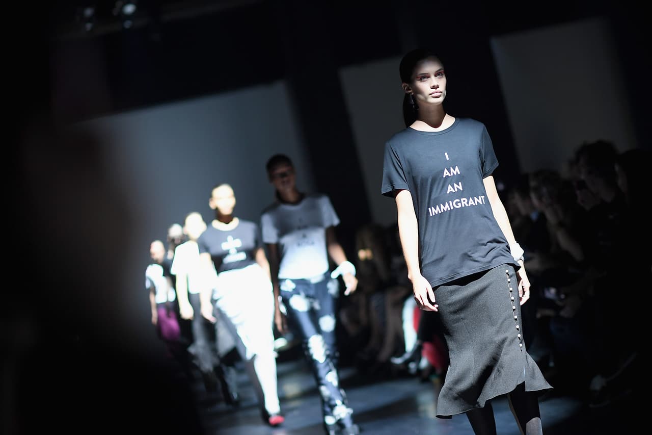 "El feminismo no es un tema de moda" dijo el diseñador al Hollywood Reporter, quien considera que no hay momento más oportuno que este para que la moda y la política se mezclen.