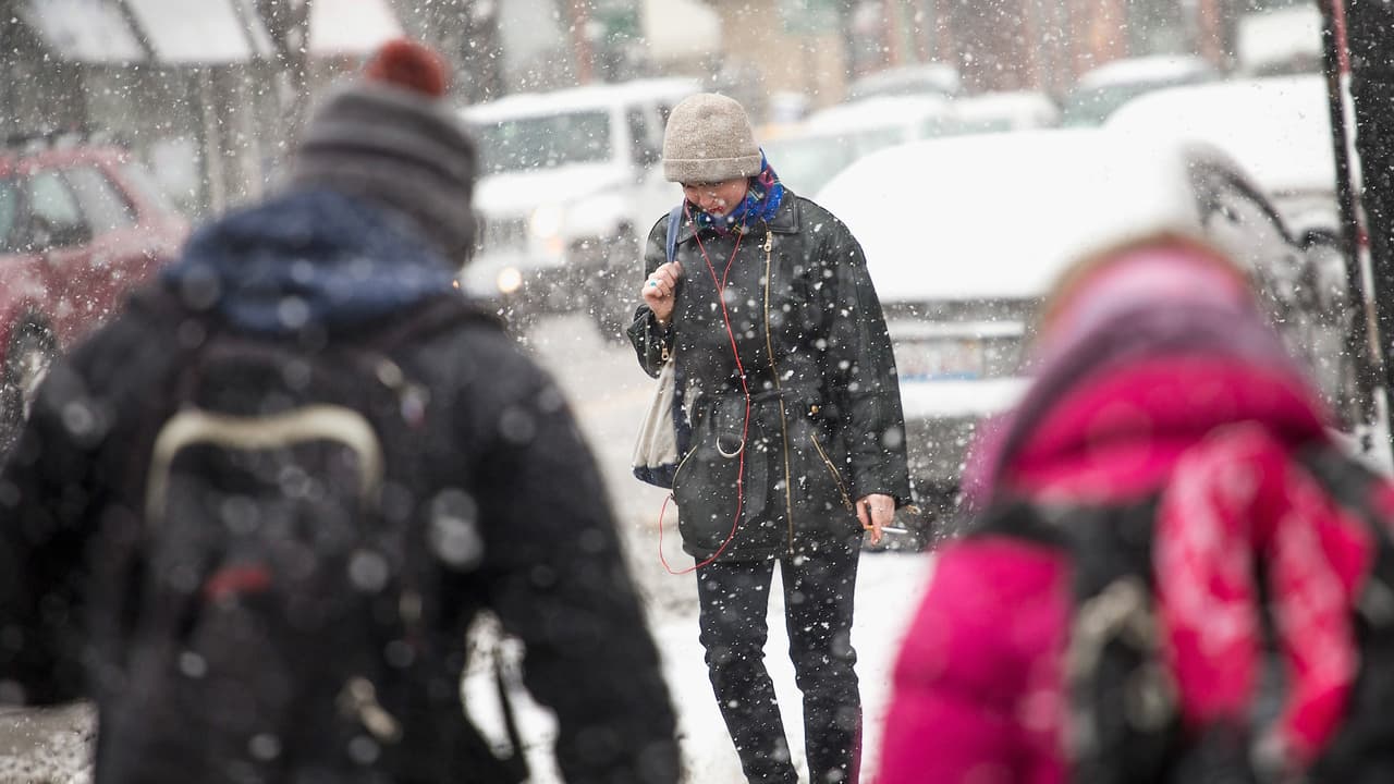 Llega una tormenta invernal a Chicago; se esperan acumulaciones de nieve