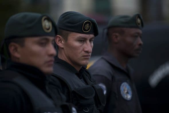 Añadió que la lección que debe dejar la violenta jornada del jueves es "rectificar posiciones" aunque advirtió que al interior del gobierno hay una corriente que pugna por "afianzar el discurso confrontativo y cerrar puertas al diálogo aduciendo que (Correa) tiene la legitimidad ganada en las elecciones, pero eso ... en términos democráticos ... no es suficiente".