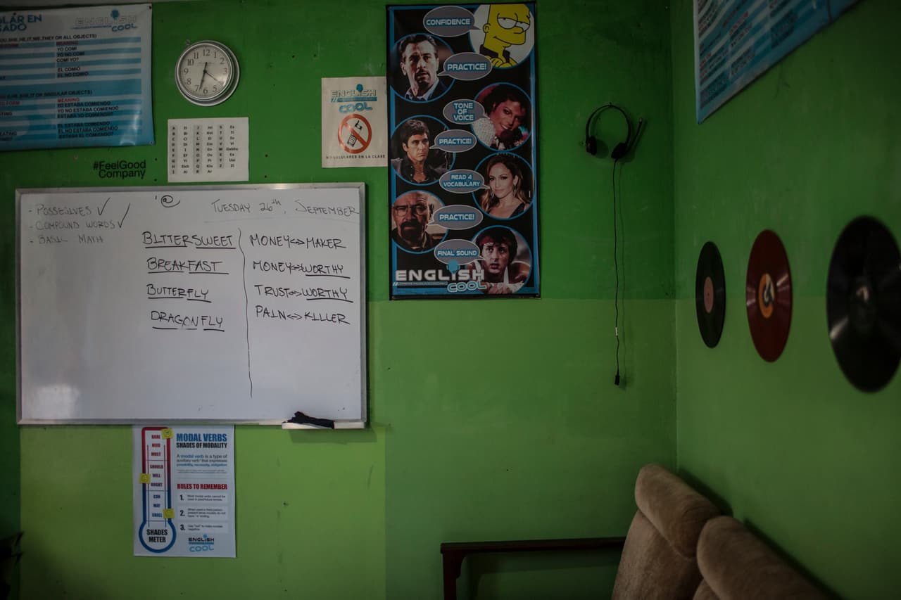 A fines de 2014 Eddie Anzora comenzó a enseñar inglés en su casa. La escuela se hizo tan popular que abrió una segunda ubicación hace ocho meses.